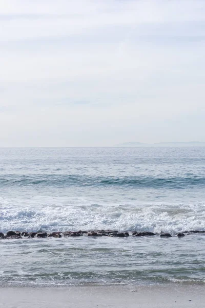 Bulutlu bir günde minimalist okyanus manzara