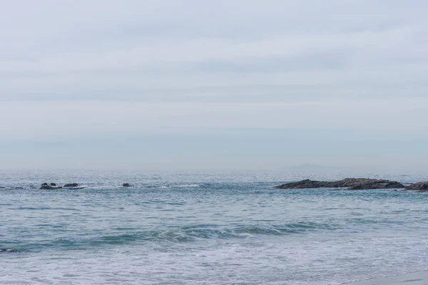 Paisagem oceânica minimalista em um dia nublado Fotos De Bancos De Imagens