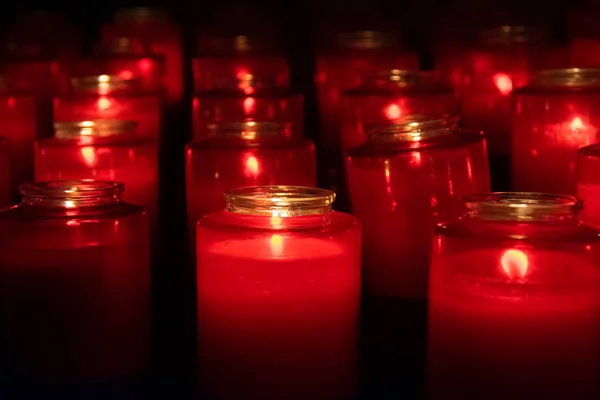 Karanlık bir kilisede kırmızı cam mum yaktı