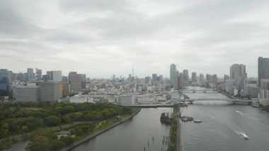 Gün içerisinde Japonya'da gökdelen Timelapse.