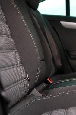 ISOFIX ön yolcu koltuğuna modern bir araba                                