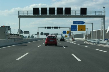Bir kesişme noktalarında karayolu üzerinde yol işaretleri                                