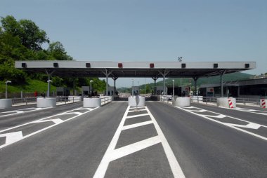 Yeni otoyol istasyonu bir karayolu üzerinde