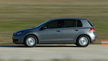 Binek otomobil yüksek hızda