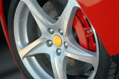 Tekerlek üzerinde kırmızı spor araba