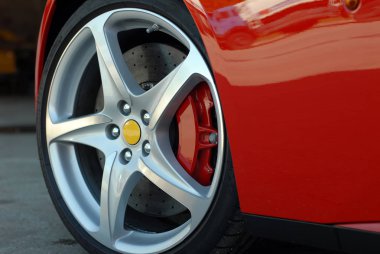 Tekerlek üzerinde kırmızı spor araba