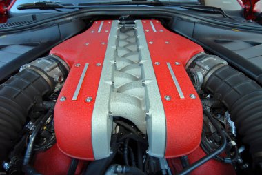 V12 motor çift havai kameralar ile ve silindir başına 4 Valf