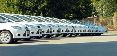 beyaz araba otoparkta bir satır içinde sıralanır