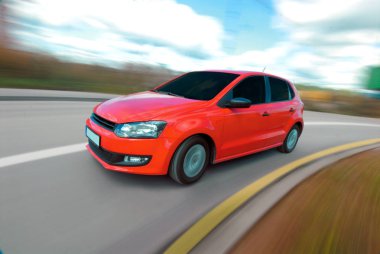 Binek otomobil yüksek hızda