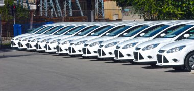 beyaz araba otoparkta bir satır içinde sıralanır