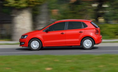 Binek otomobil yüksek hızda