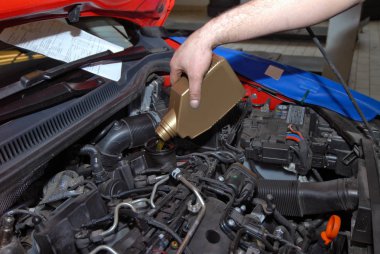 kova hizmetinden motor yağı dökülen