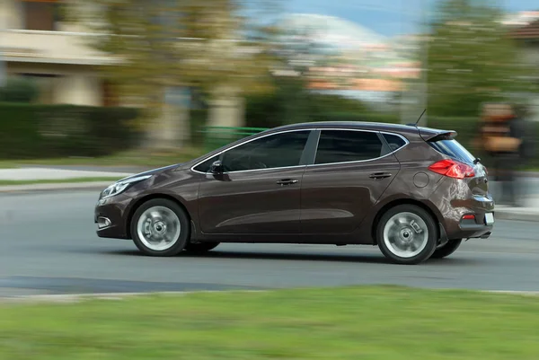 Binek otomobil yüksek hızda