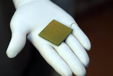 CPU işlemci insan elinde