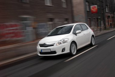 Hibrit araba harekete geçti