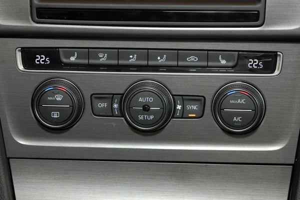 主按钮控制空调姐妹在一辆汽车 — 图库照片