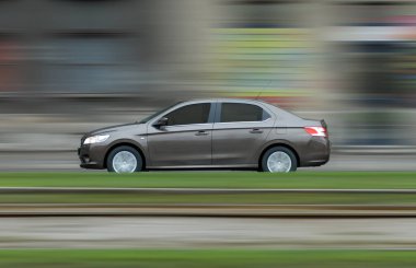 Binek otomobil yüksek hızda