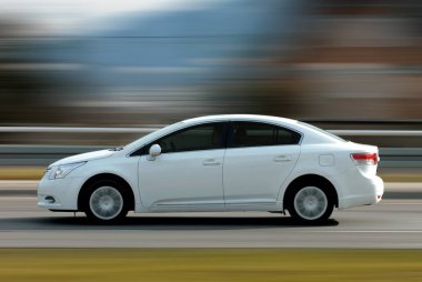 Binek otomobil yüksek hızda