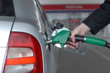 Erkek el araba yakıt dolum istasyonu ile dolumu