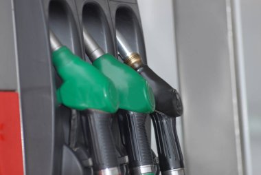 Üç gaz pompa püskürtme uçlarına benzin istasyonu
