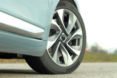 Tekerlek üzerinde büyük lüks bir araba