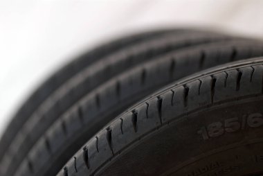 Beyaz arka plan üzerinde izole yaz lastikleri