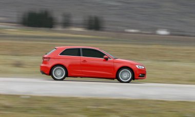 Binek otomobil yüksek hızda