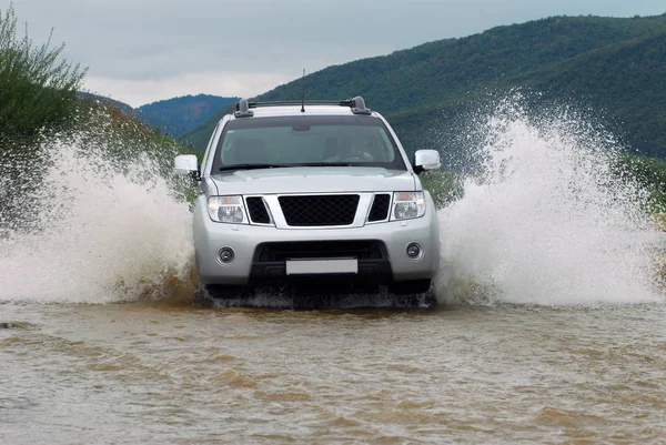 Suv Přes Řeku — Stock fotografie