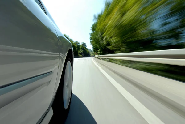 Het Wiel Van Personenauto Gefotografeerd Hoge Snelheid — Stockfoto