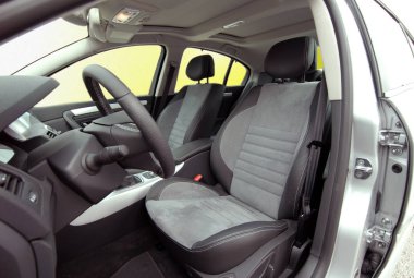 Bir binek otomobilin ön koltuklar