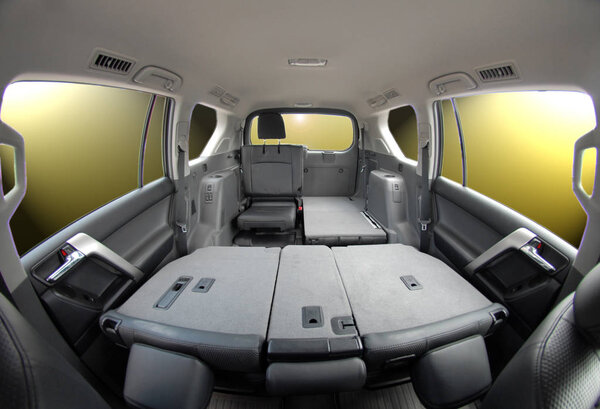 багажник автомобиля со сложенными средними и задними сиденьями
