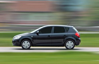 Binek otomobil yüksek hızda