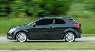 Binek otomobil yüksek hızda