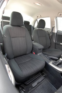 Bir binek otomobilin ön koltuklar