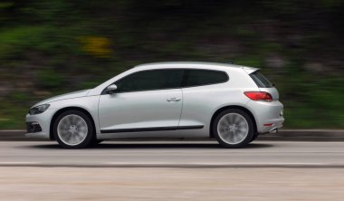 Binek otomobil yüksek hızda