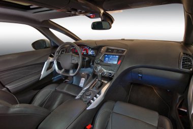 Lüks bir yolcu vagonunun enstrümanlarıyla dolu bir tahta.