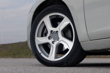 Tekerlek üzerinde bir binek otomobil