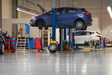 Pompalar, servis istasyonu, iki araba