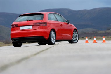 Kırmızı spor araba ve koniler