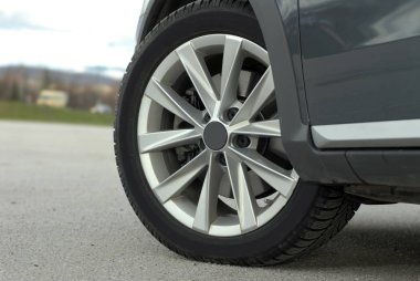 Bu yüksek performanslı spor araba lastik ve alaşım jant