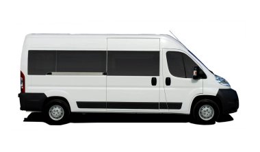 Beyaz arka plan üzerinde beyaz minibüs