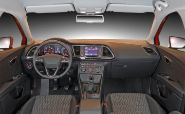 Lüks bir yolcu vagonunun enstrümanlarıyla dolu bir tahta.