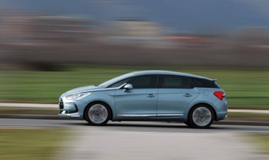 Binek otomobil yüksek hızda