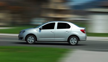 Binek otomobil yüksek hızda