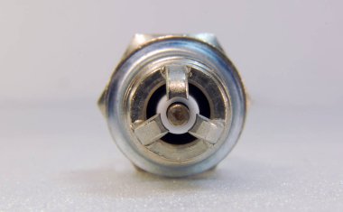 Otomobil buji üzerinde beyaz bir arka plan vardır