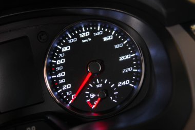 araçları binek otomobil ile bir gemide bir analog hız göstergesi