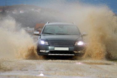 Araba sürücüler üzerinden sular altında yol