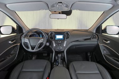 Modern bir arabanın gösterge paneli