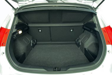 Boş küçük arabanın bagajına