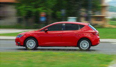 Binek otomobil yüksek hızda